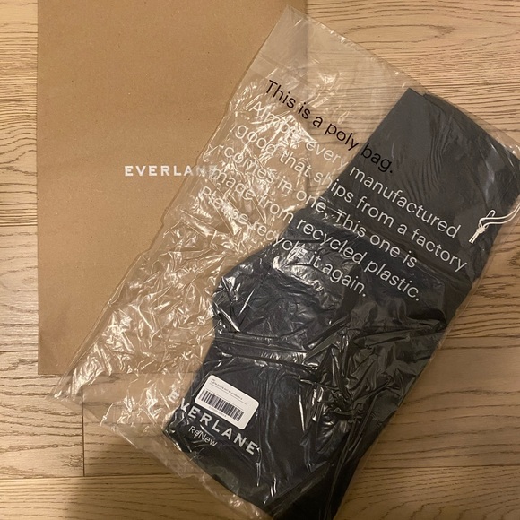 BNWT Everlane Bike Shorts Perform Dark Grey - Picture 4 of 5